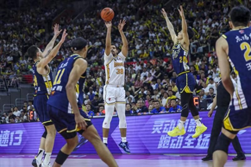 廣東男籃0-3慘敗山西，CBA格局巨變！新貴崛起挑戰(zhàn)傳統(tǒng)豪門(mén)