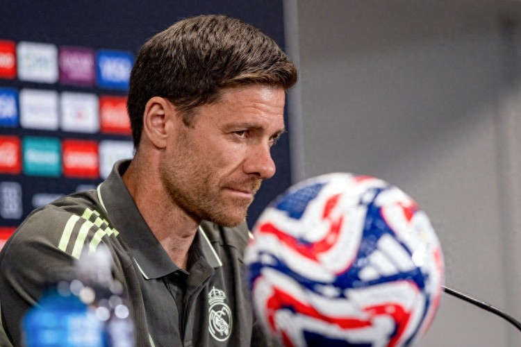 阿隆索與皇馬球員關(guān)系緊張！更衣室不滿情緒蔓延，多名主力質(zhì)疑戰(zhàn)術(shù)定位